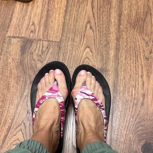OOFOS Pink Camo Recovery Sandals